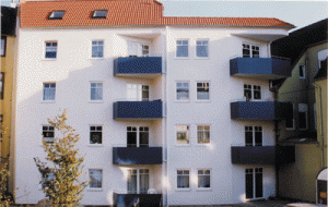 Mietshaus weiß mit blauen Balkon